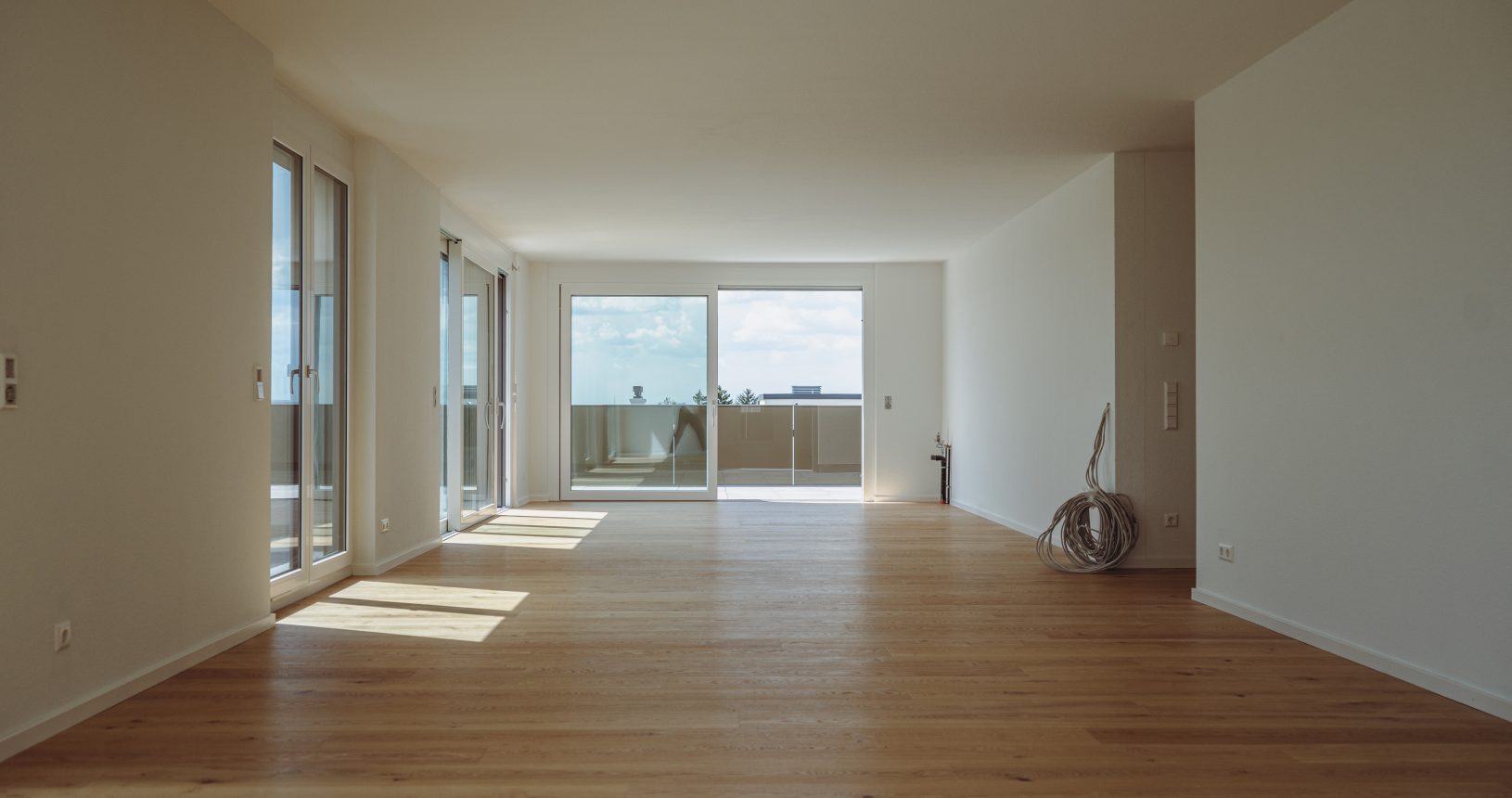 Genießen Sie großzügigen Wohnraum und sonnige Terrassen in unserem Penthouse-Neubau – ein Ort, der Komfort und Eleganz in perfekter Harmonie verbindet.